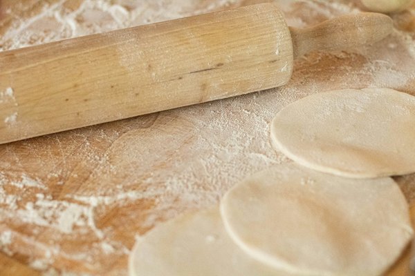 How to select the best type of rolling pin for various baking tasks?